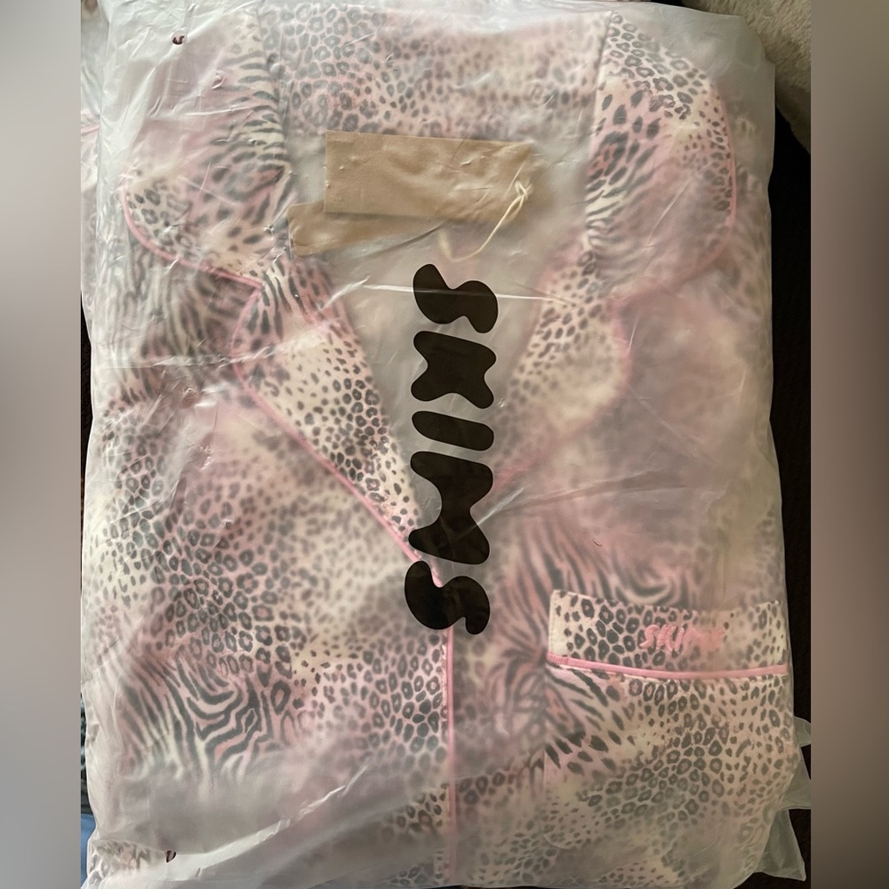 SKIMS Bloom Long Sleeve Pajama Set Pink Leopard Print Medium NWT - Picture 4 of 4